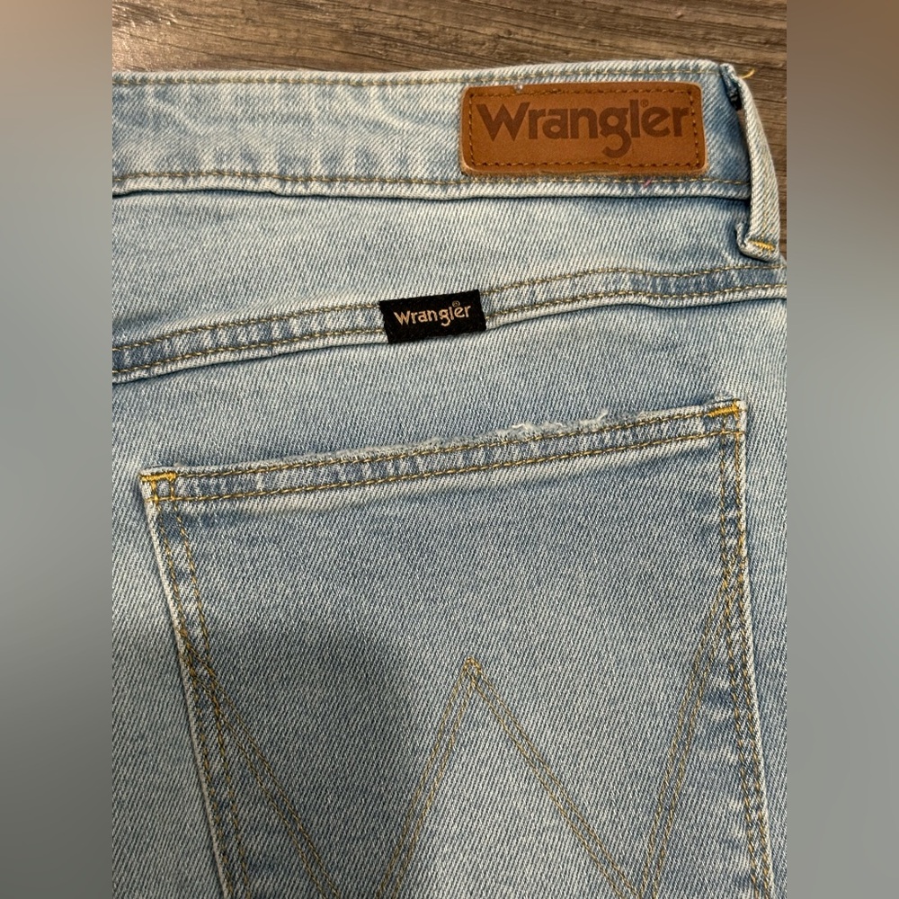 Wrangler Women’s High-Rise Bootcut Jeans
Size: 14 / 32x32 - Picture 10 of 14